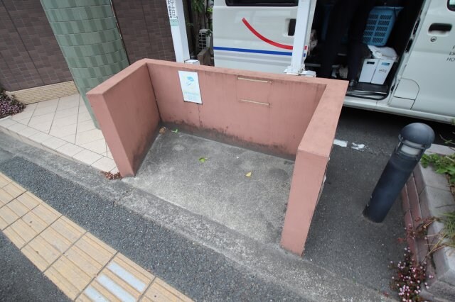 物件内観写真4　(敷地内ゴミ置き場)