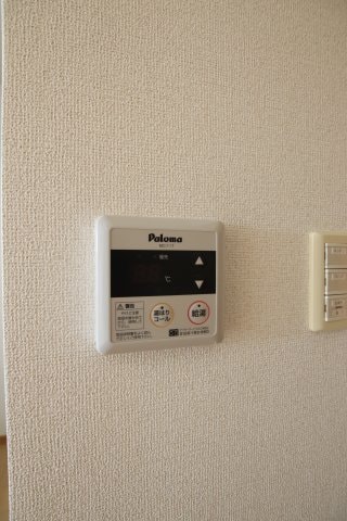 物件内観写真19　(給湯器リモコン)
