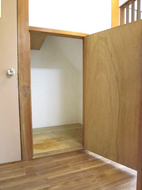 物件内観写真10　(階段下収納)