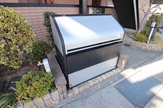 物件内観写真4　(敷地内ゴミ捨場)