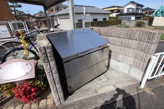 物件内観写真4　(敷地内ゴミ捨場)