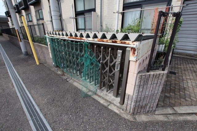 物件内観写真4　(敷地内ゴミ置き場)