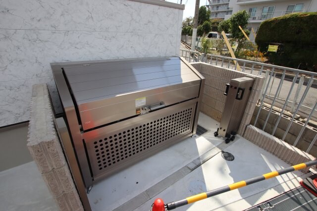 物件内観写真5　(敷地内ゴミ捨場)