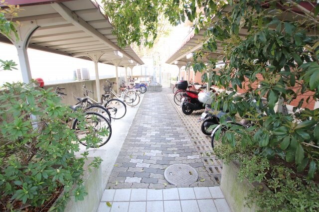 物件内観写真4　(駐輪場)