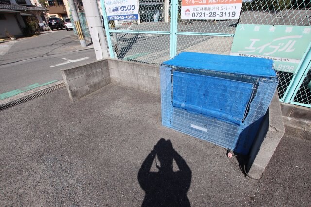 物件内観写真4　(敷地内ゴミ置き場)