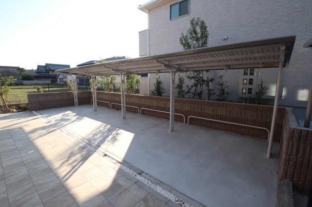 物件内観写真4　(駐輪場)