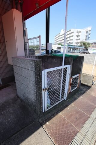 物件内観写真5　(敷地内ゴミ捨場)