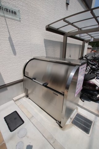 物件内観写真4　(敷地内ゴミ捨場)