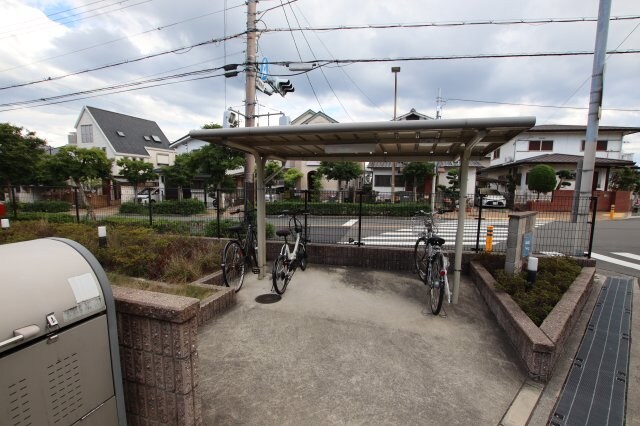 物件内観写真4　(駐輪場)