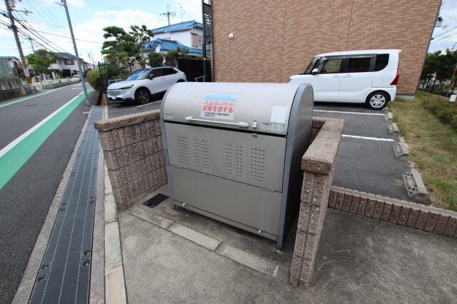 物件内観写真5　(敷地内ゴミ置き場)