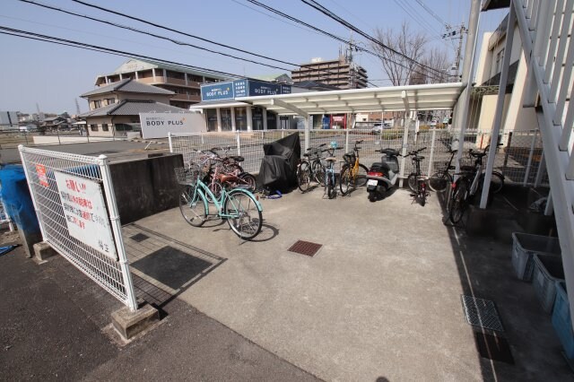 物件内観写真4　(駐輪場)