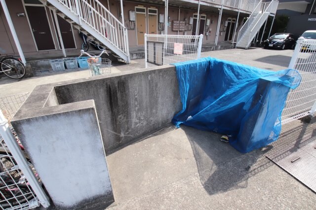 物件内観写真5　(敷地内ゴミ捨場)