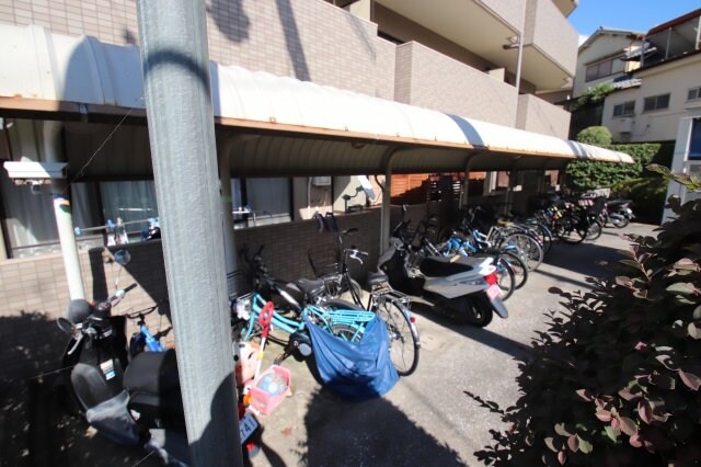 物件内観写真4　(駐輪場)