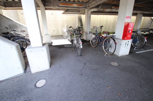 物件内観写真4　(駐輪場)