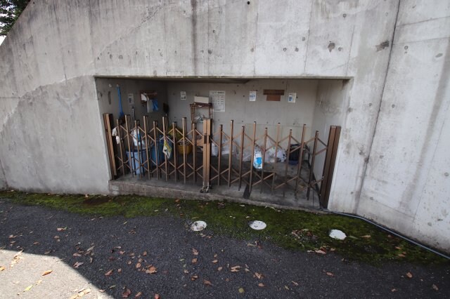 物件内観写真5　(敷地内ごみ置場)