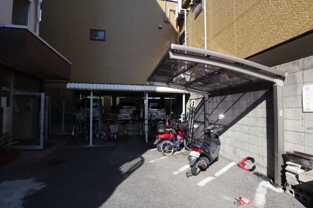 物件内観写真4　(駐輪場)