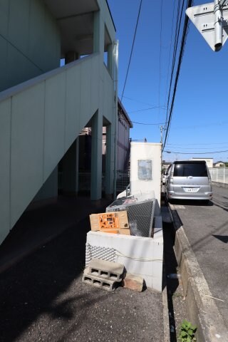 物件内観写真5　(敷地内ゴミ置き場)