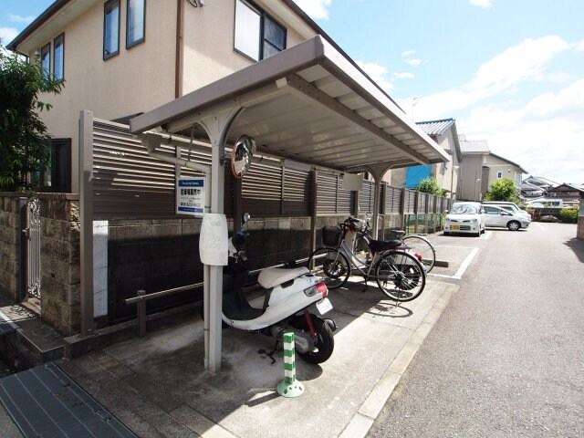 物件内観写真4　(駐輪場)