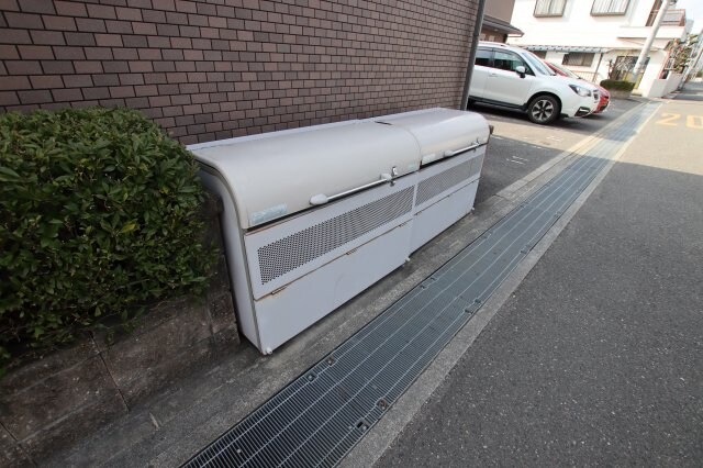 物件内観写真5　(敷地内ゴミ置き場)