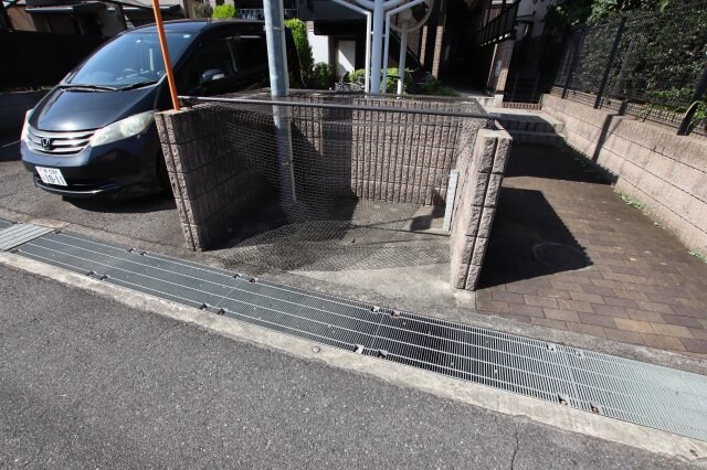 物件内観写真4　(敷地内ゴミ捨場)