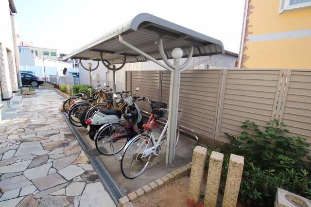 物件内観写真4　(駐輪場)