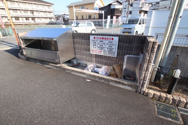 物件内観写真5　(敷地内ゴミ捨場)