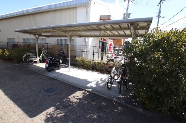 物件内観写真4　(駐輪場)