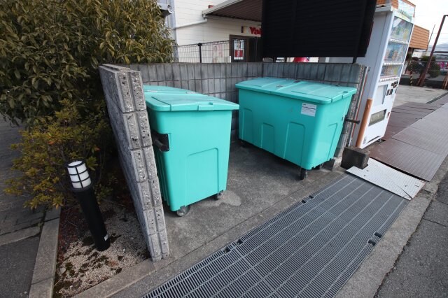 物件内観写真5　(敷地内ゴミ置き場)