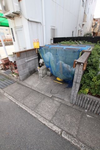 物件内観写真5　(敷地内ゴミ捨場)