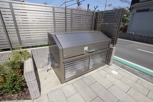 物件内観写真5　(敷地内ゴミ置き場)