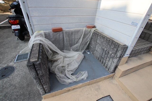 物件内観写真4　(敷地内ゴミ置き場)