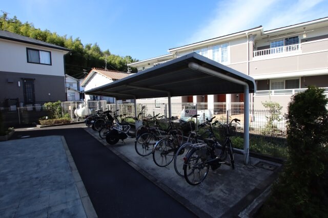 物件内観写真4　(駐輪場)