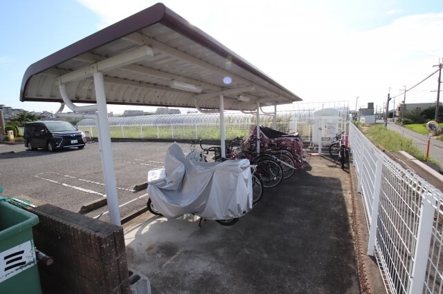 物件内観写真4　(駐輪場)