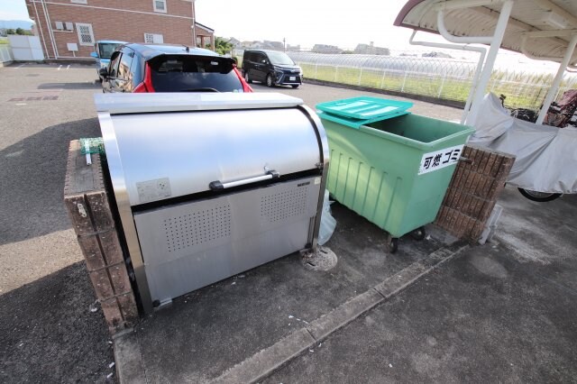 物件内観写真5　(敷地内ゴミ捨場)