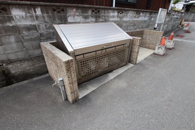 物件内観写真5　(敷地内ゴミ捨場)