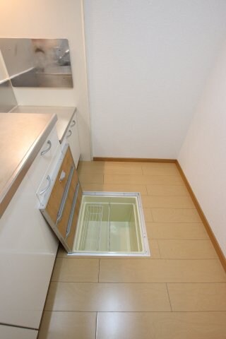 物件内観写真21　(床下収納)