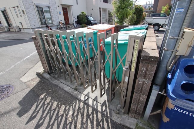 物件内観写真4　(敷地内ゴミ捨場)