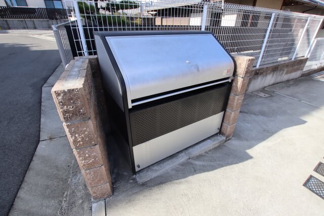 物件内観写真5　(敷地内ゴミ置き場)