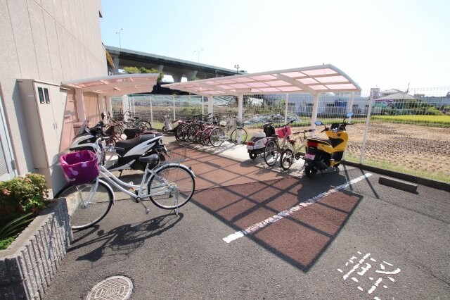 物件内観写真5　(駐輪場)