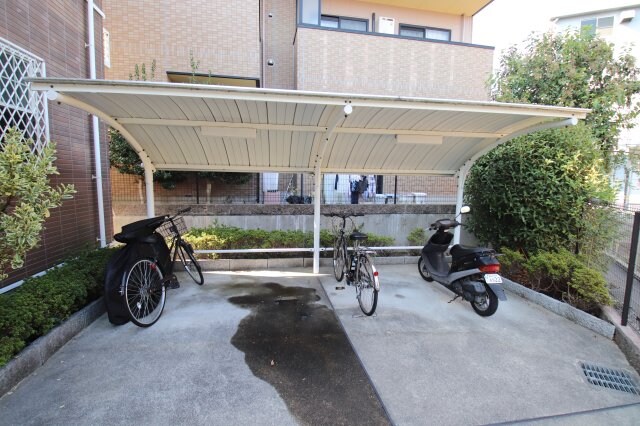 物件内観写真4　(駐輪場)