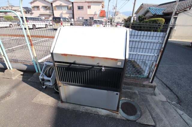 物件内観写真5　(敷地内ゴミ置き場)