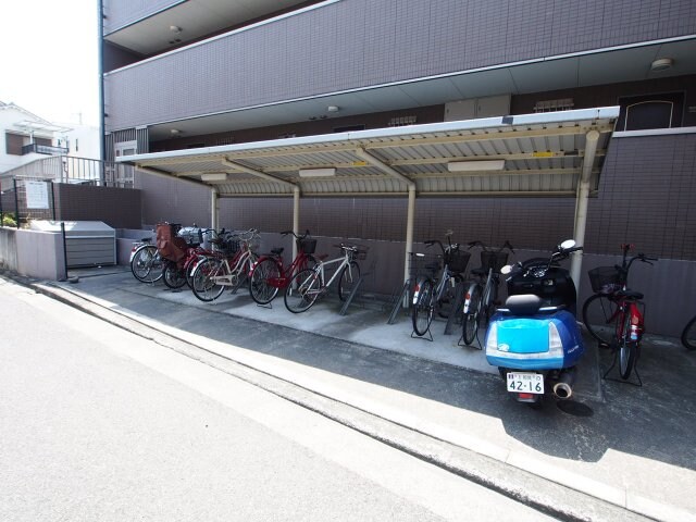 物件内観写真4　(駐輪場)