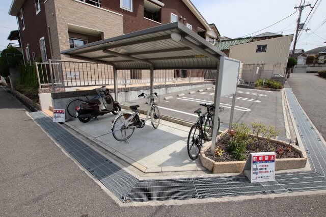 物件内観写真4　(駐輪場)