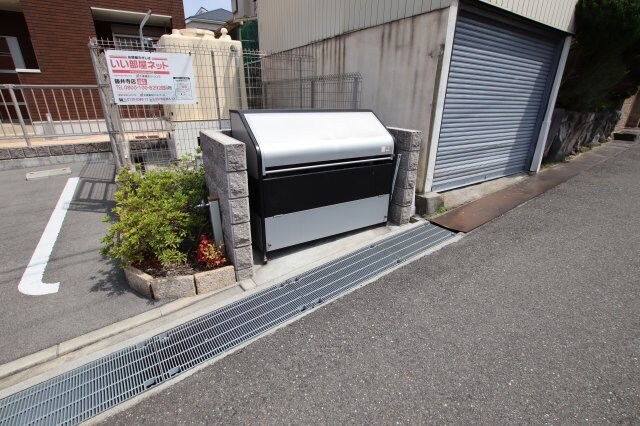 物件内観写真5　(敷地内ゴミ捨場)