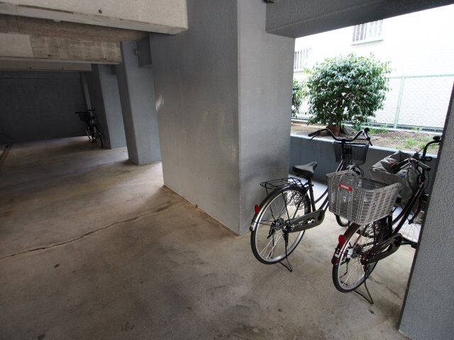 物件内観写真4　(駐輪場)