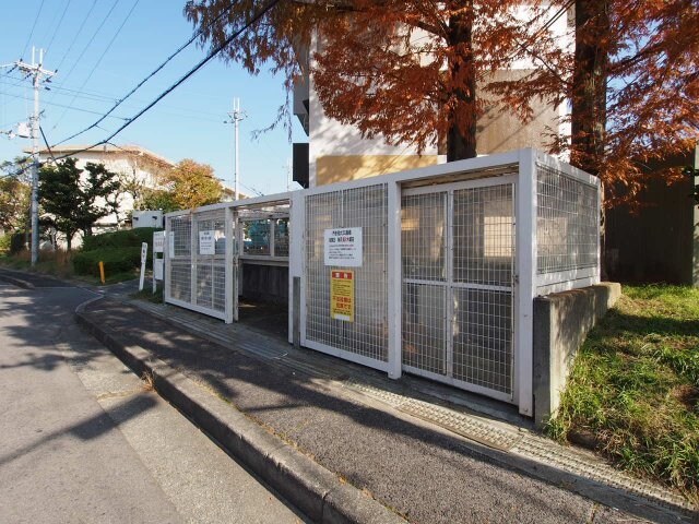 物件内観写真4　(敷地内ゴミ捨場)