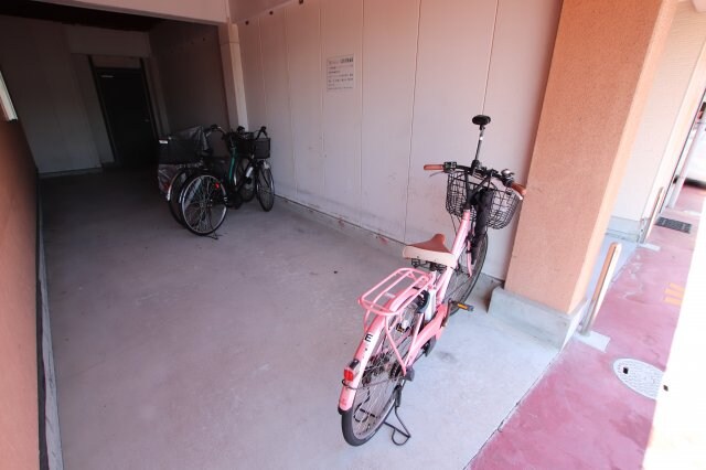 物件内観写真3　(駐輪場)