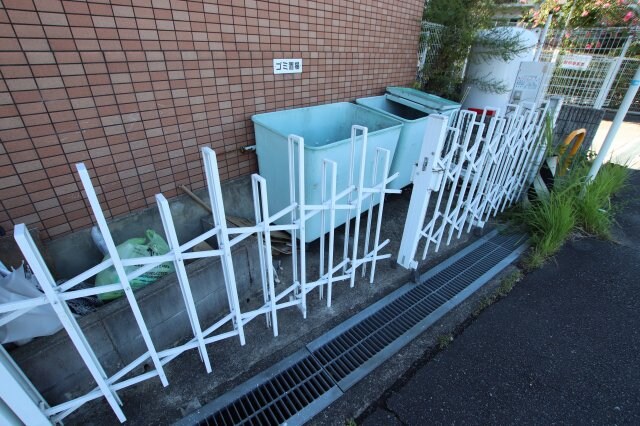 物件内観写真4　(敷地内ゴミ置き場)