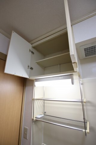 物件内観写真17　(吊戸棚)