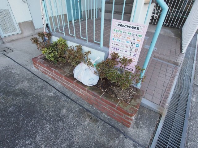 物件内観写真4　(敷地内ゴミ捨場)